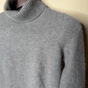 Vintage J.Crew 100% Cashmere Grey Turtleneck Sweater. Women’s XS. Luxury Minimal